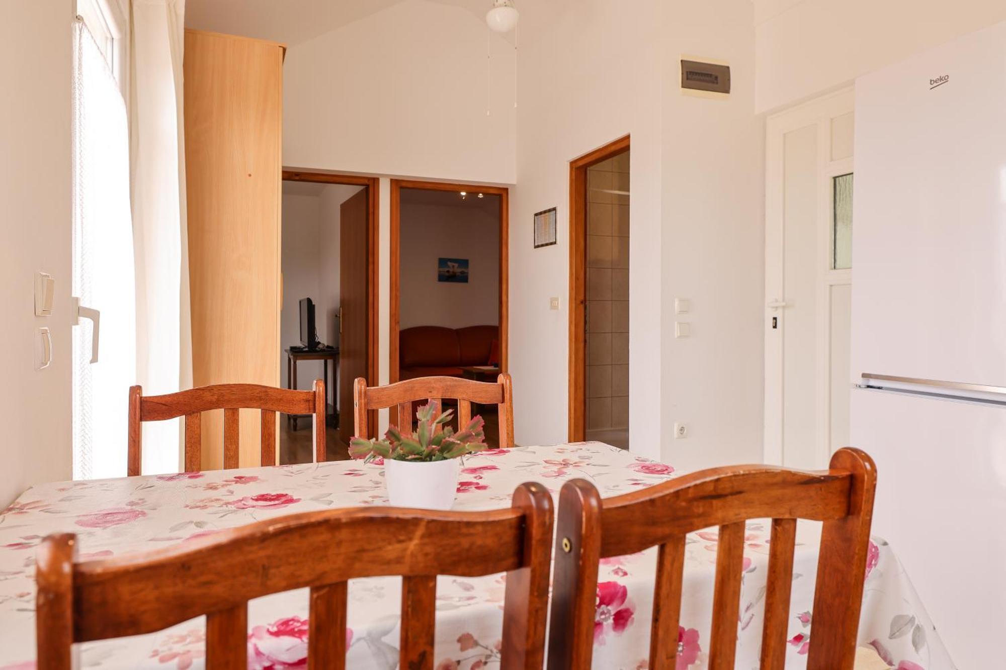Apartments Kika Нин Екстериор снимка